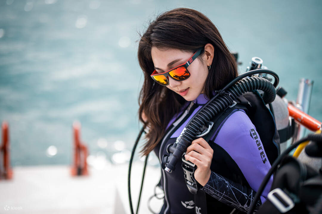 une fille portant une bouteille d'oxygène